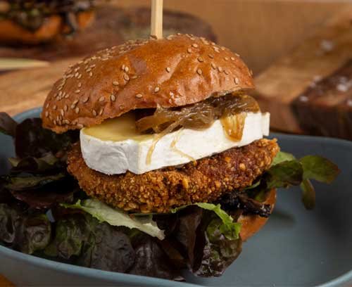 burger poulet frit fromage de chêvre